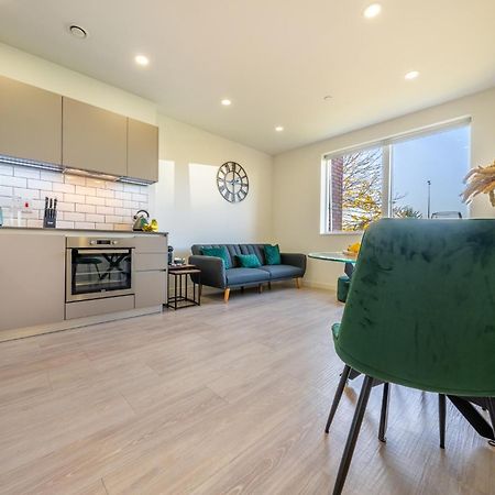 Luxury 1 Bedroom Serviced Apartment With Roof Terrace & Gym Stevenage Eksteriør billede