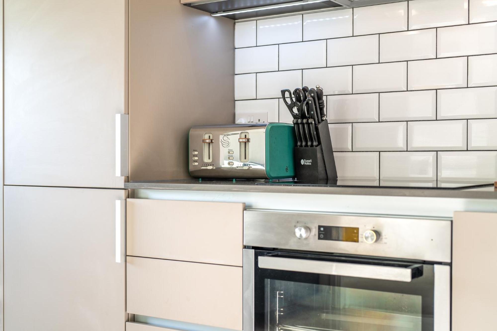 Luxury 1 Bedroom Serviced Apartment With Roof Terrace & Gym Stevenage Eksteriør billede
