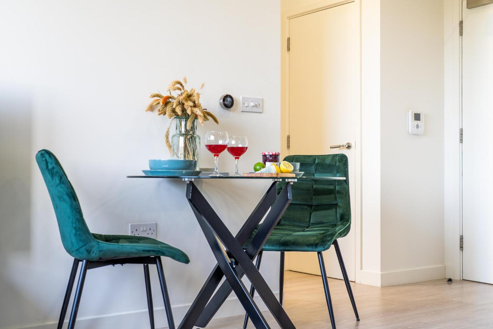 Luxury 1 Bedroom Serviced Apartment With Roof Terrace & Gym Stevenage Eksteriør billede