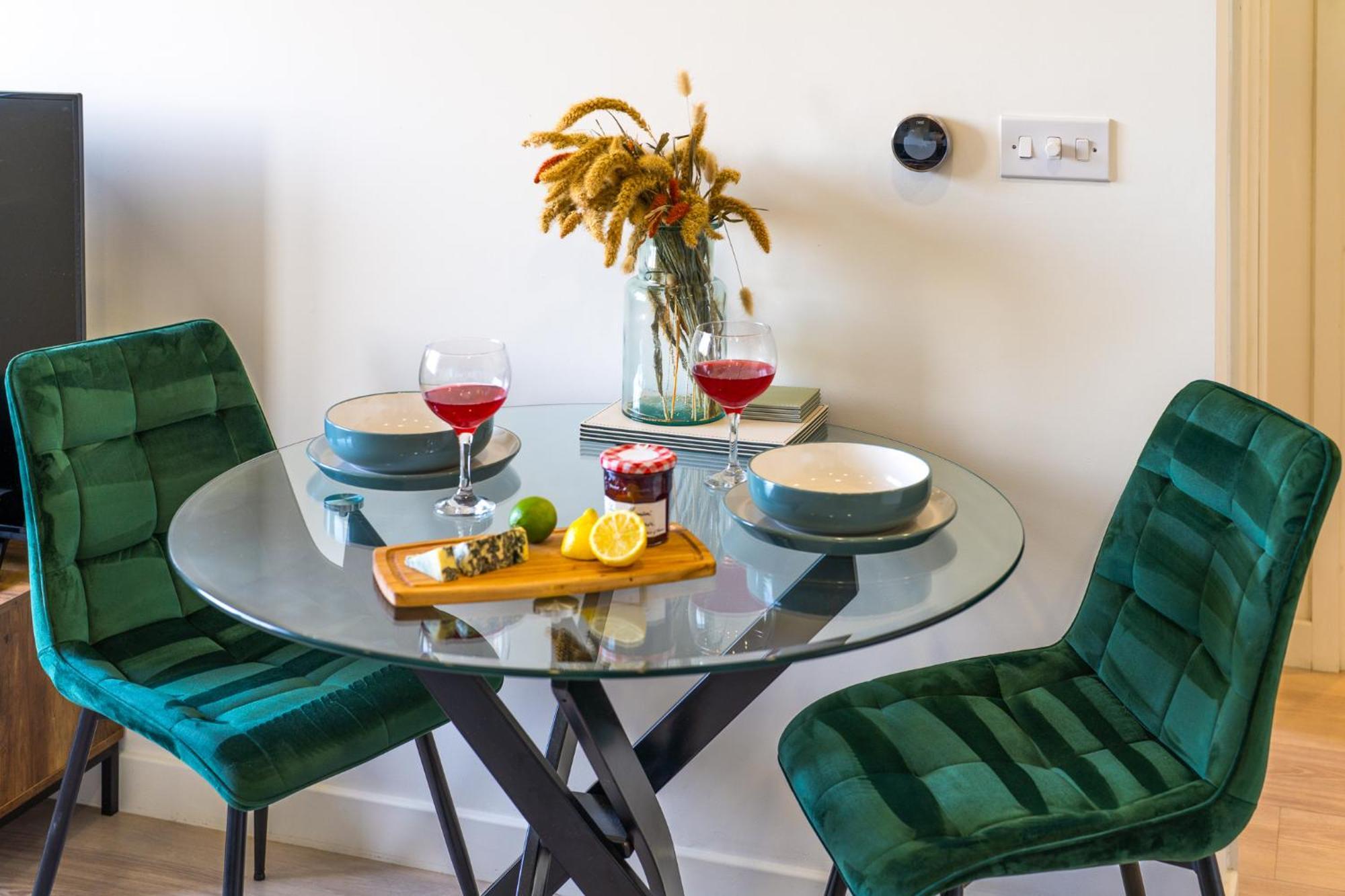 Luxury 1 Bedroom Serviced Apartment With Roof Terrace & Gym Stevenage Eksteriør billede