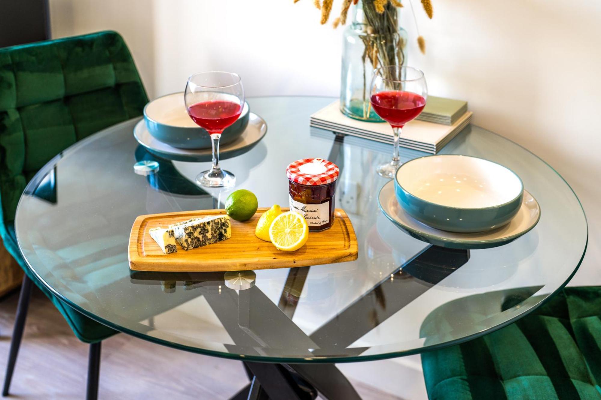 Luxury 1 Bedroom Serviced Apartment With Roof Terrace & Gym Stevenage Eksteriør billede