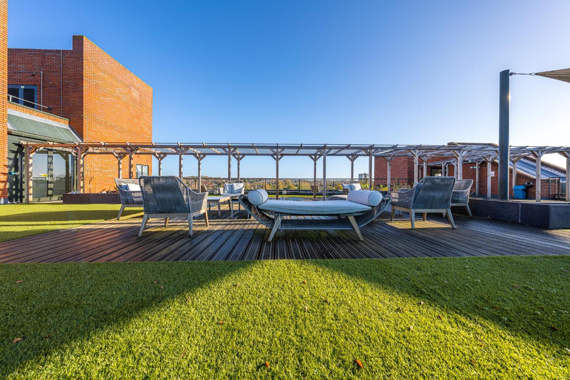 Luxury 1 Bedroom Serviced Apartment With Roof Terrace & Gym Stevenage Eksteriør billede